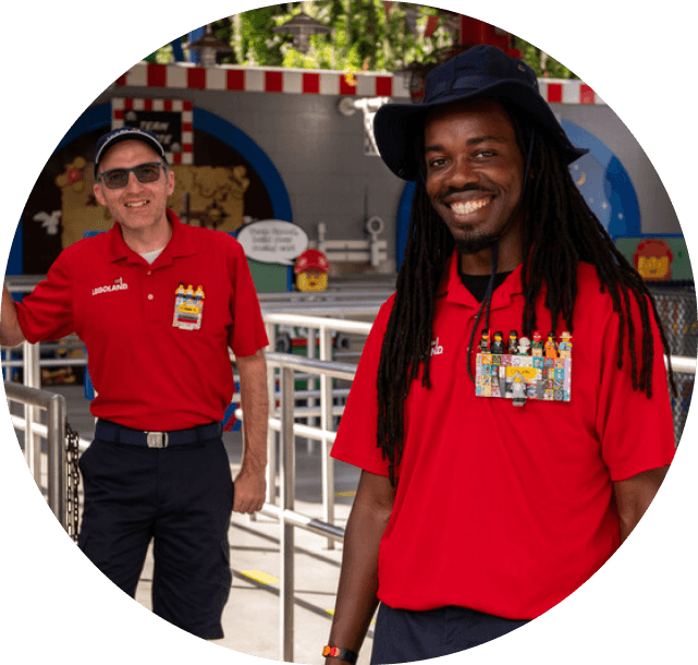 Twee Legoland-werknemers glimlachen