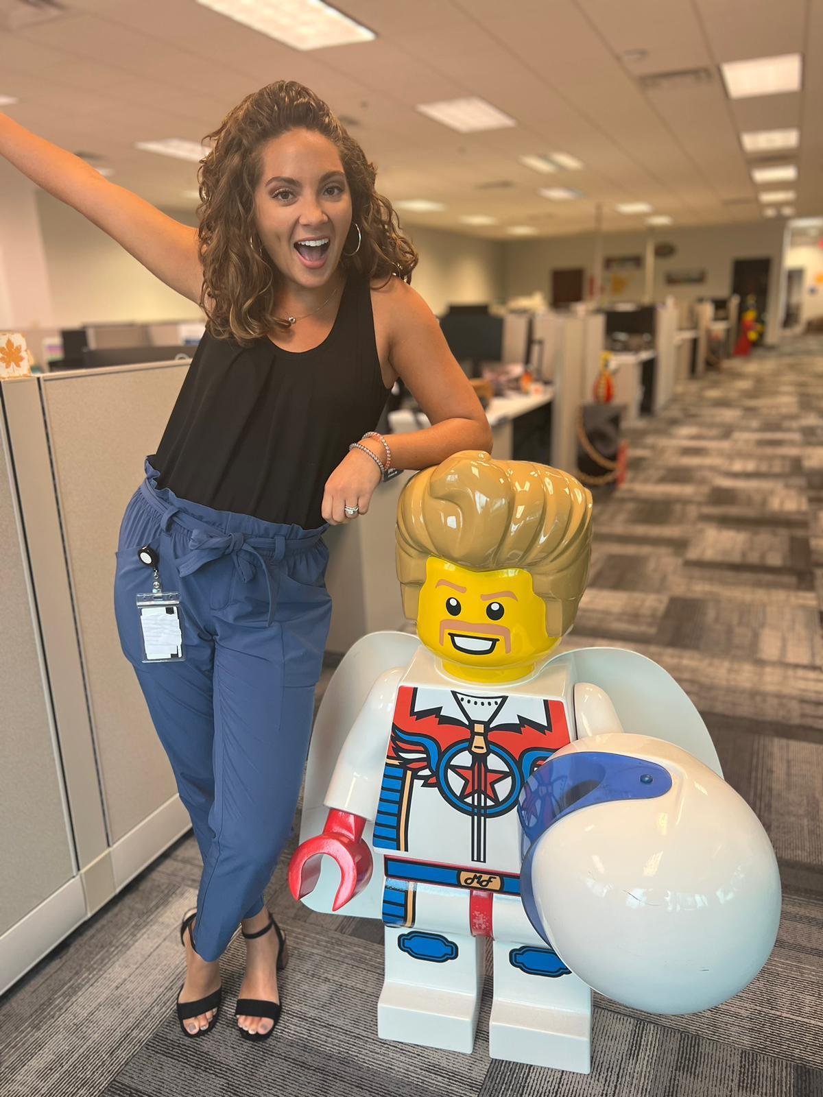 Noelle posa accanto a una statuetta LEGO